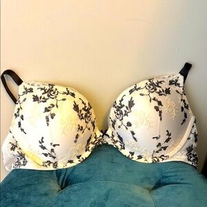 NWOT Victoria’s Secret Very Sexy Push-up Bra 32DDD